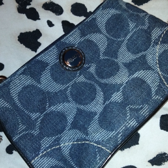 Iam selling a coach wristlet - Picture 3 of 4